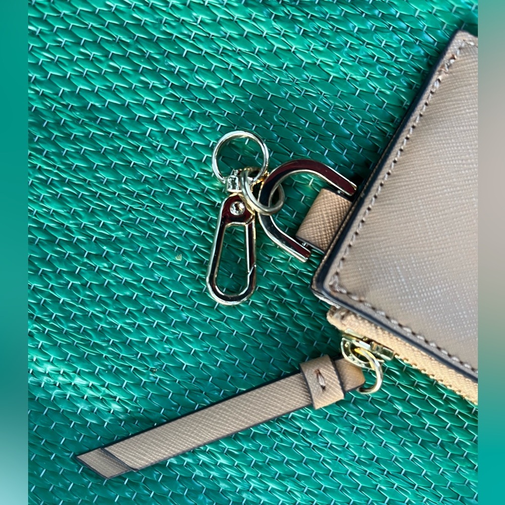 ✨🎉 Calvin Klein Beige Card and Coin Holder with Keychain - Picture 4 of 16
